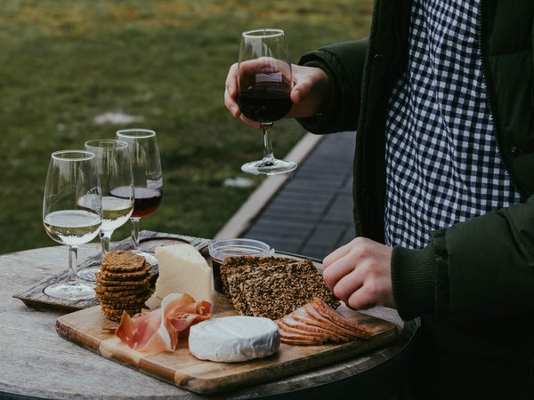 Quels vins choisir pour accompagner un plateau de fromages ?